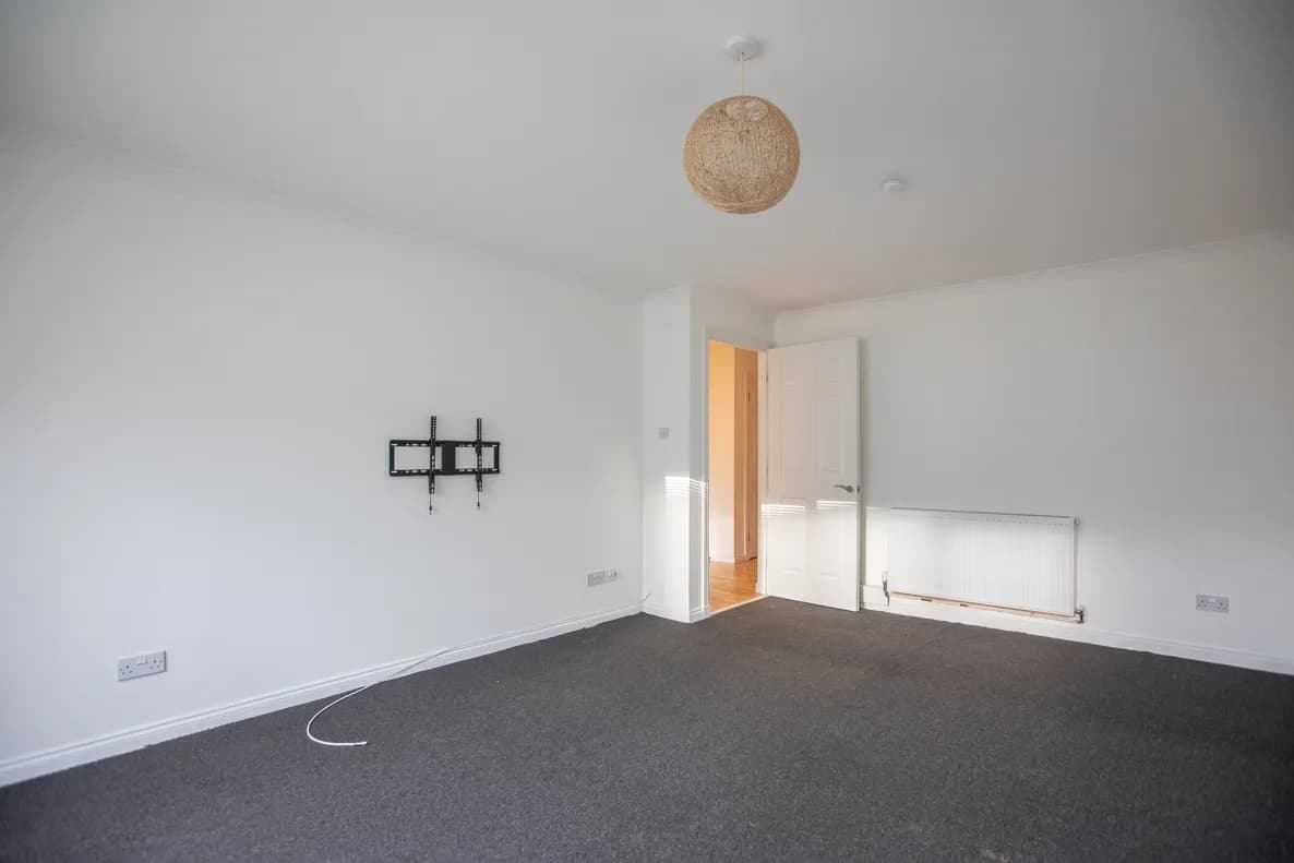 property photo 4 of 18