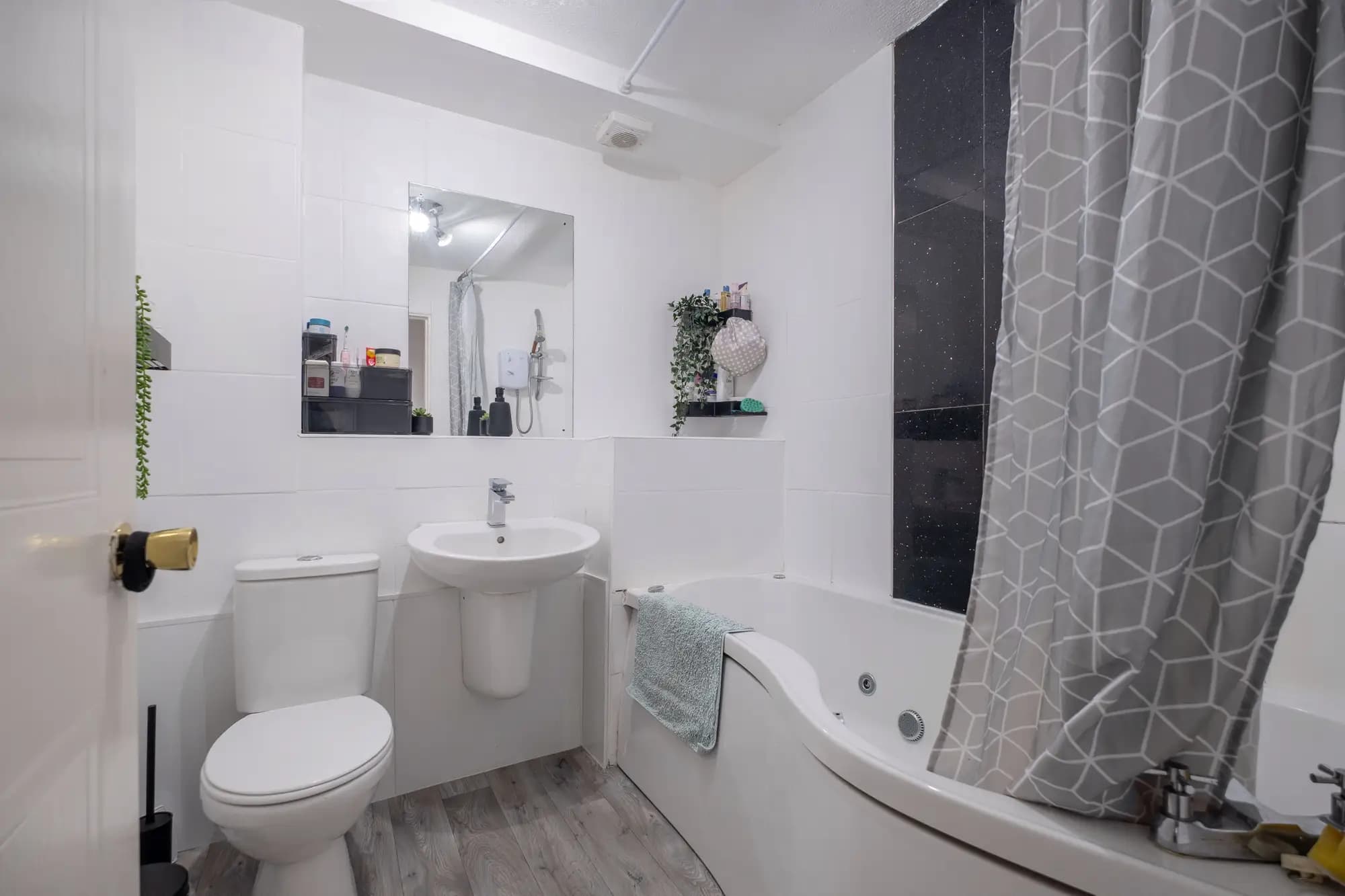 property photo 10 of 27