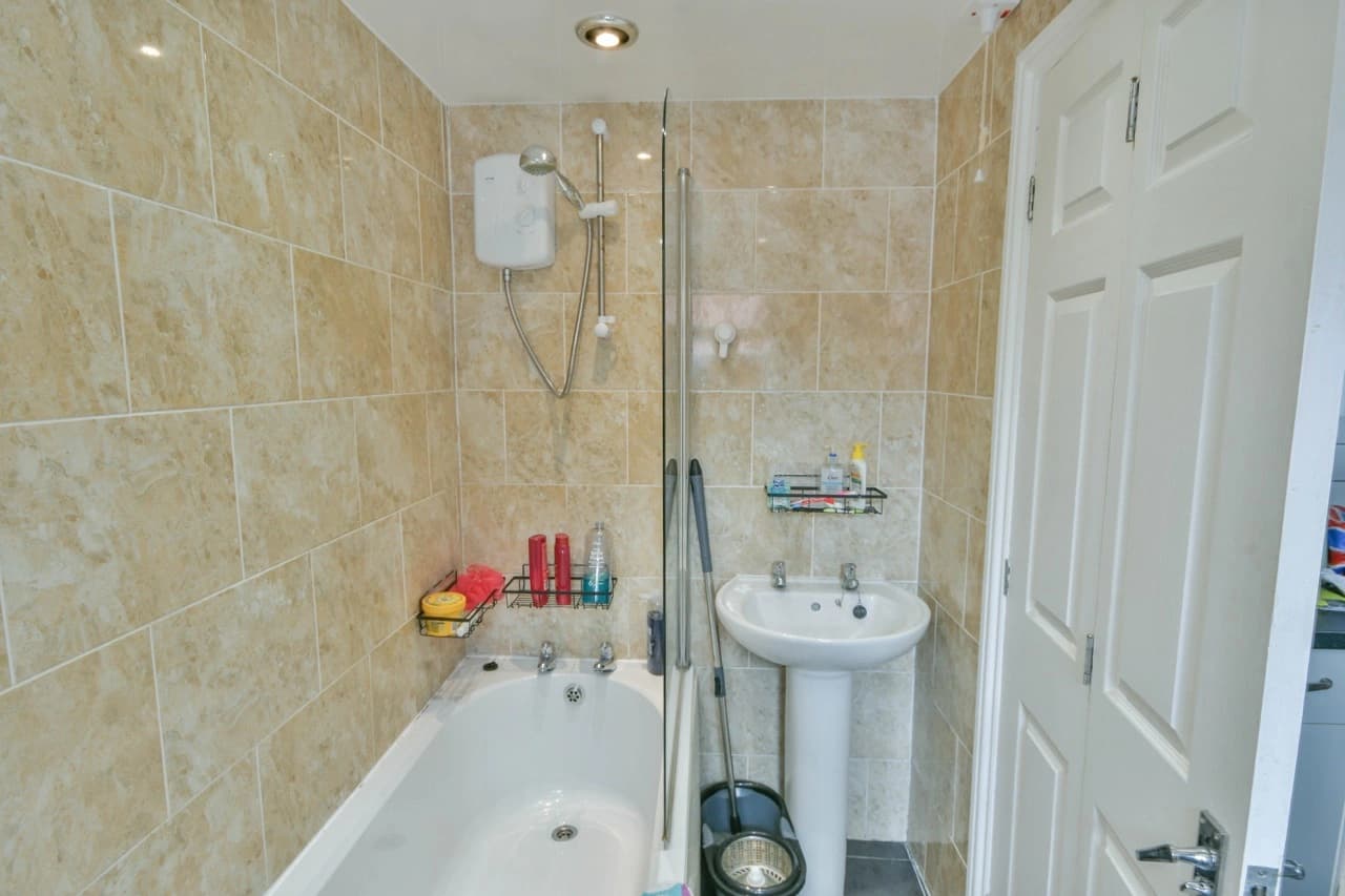 property photo 9 of 18