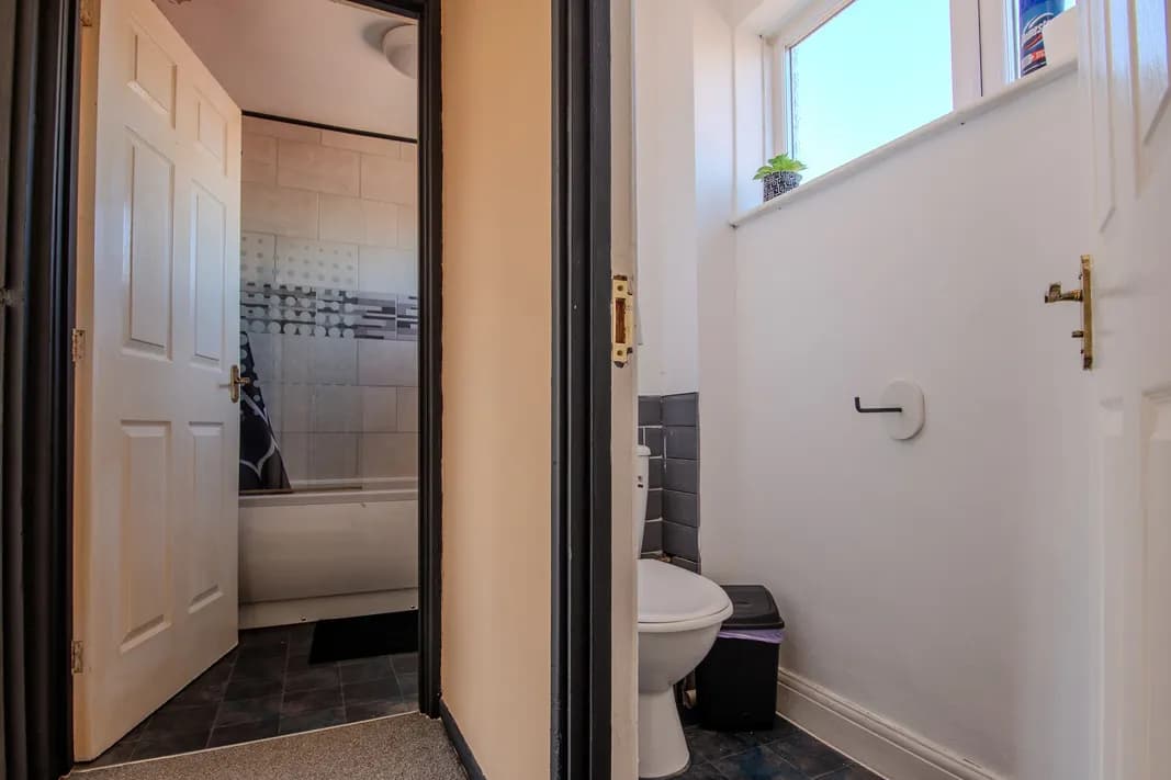 property photo 8 of 16