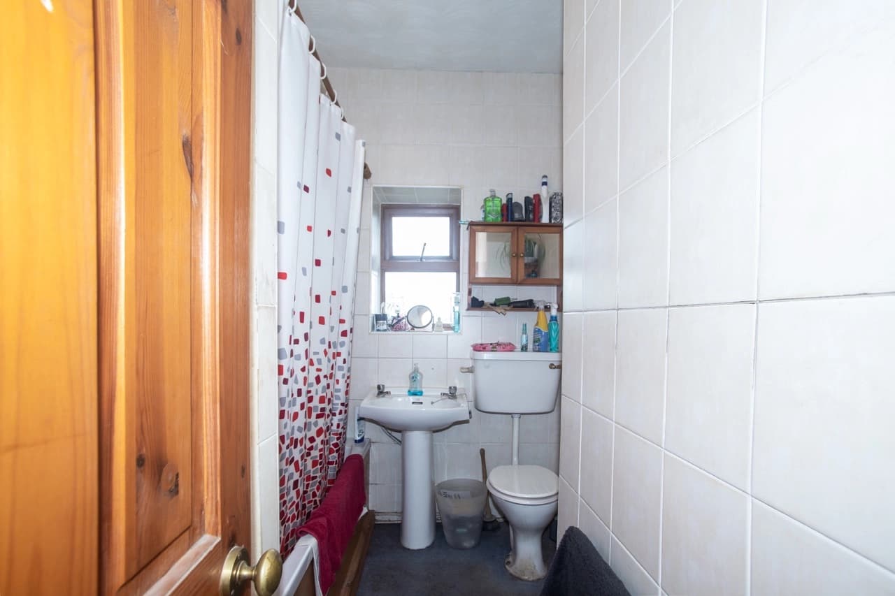 property photo 8 of 19