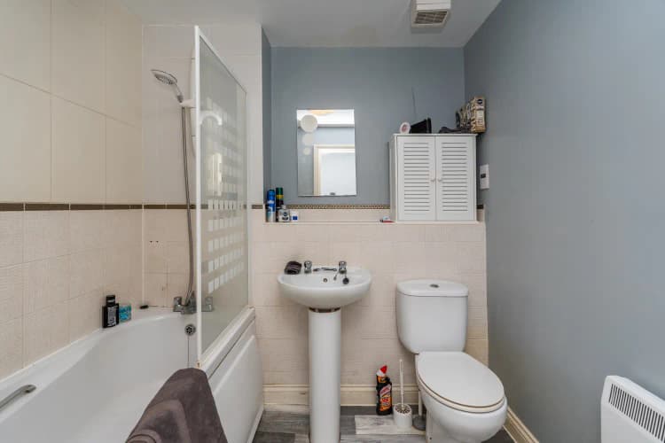 property photo 10 of 32