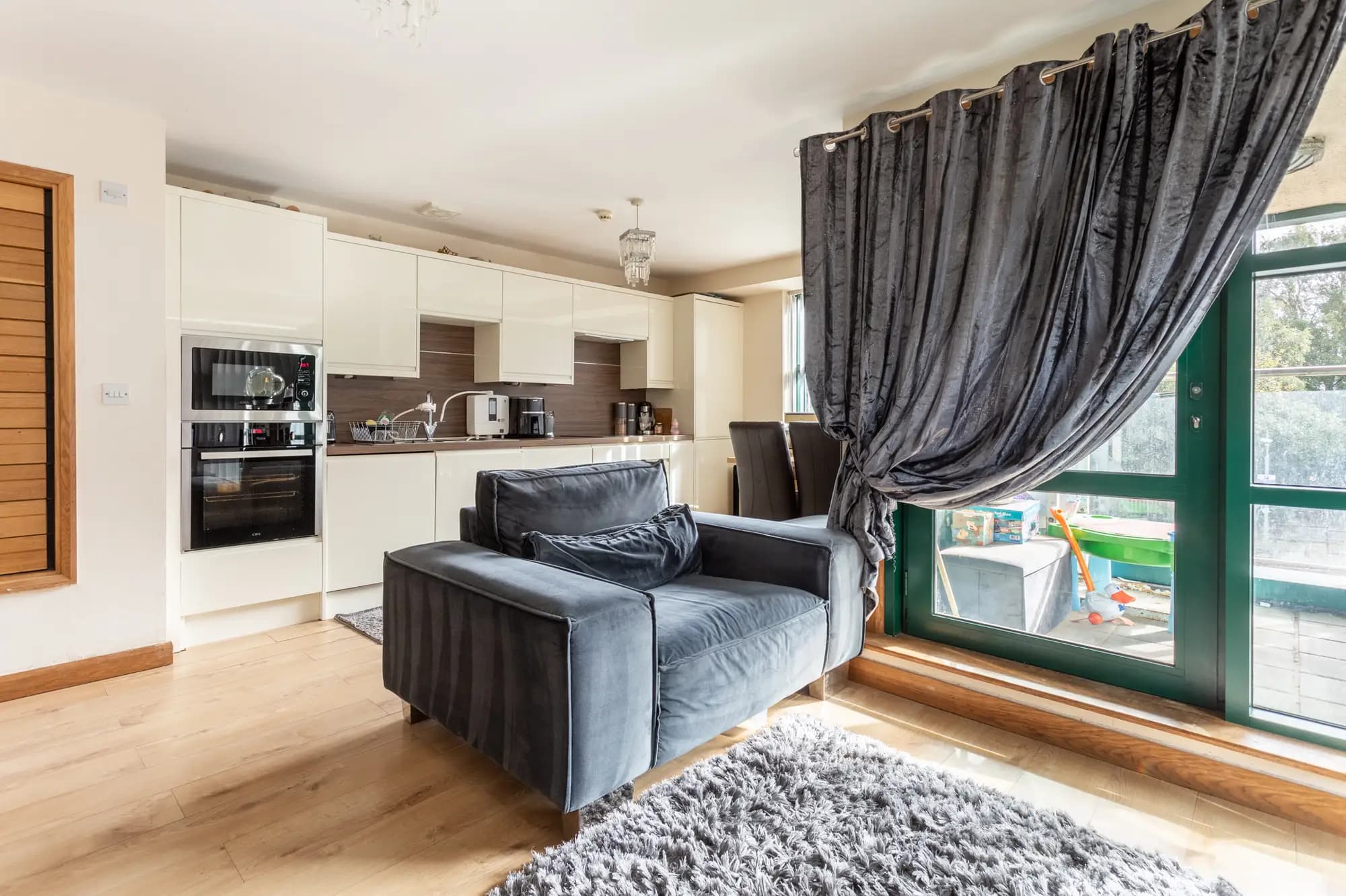 property photo 6 of 12