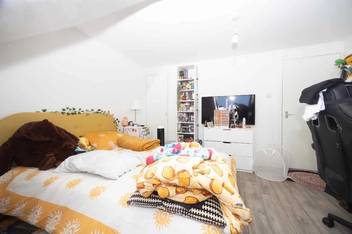 property photo 13 of 21