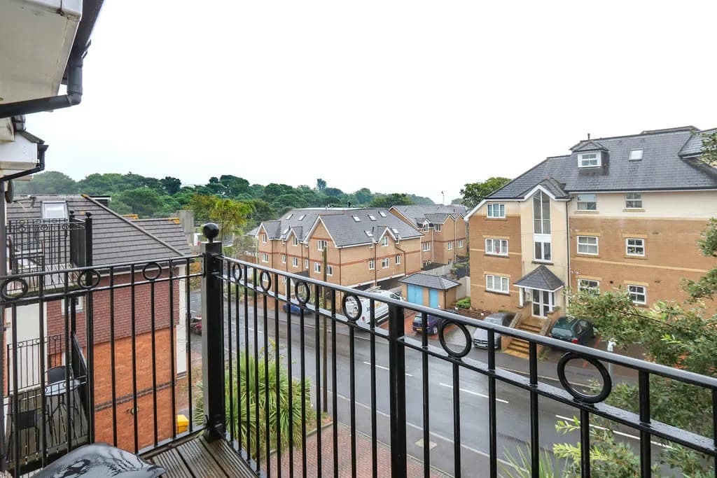 property photo 10 of 12