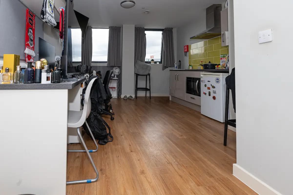 property photo 3 of 10