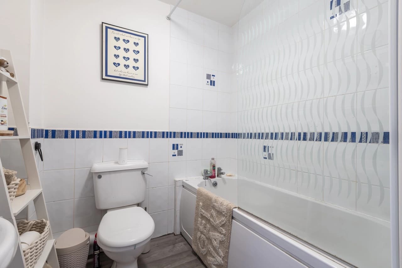 property photo 8 of 20