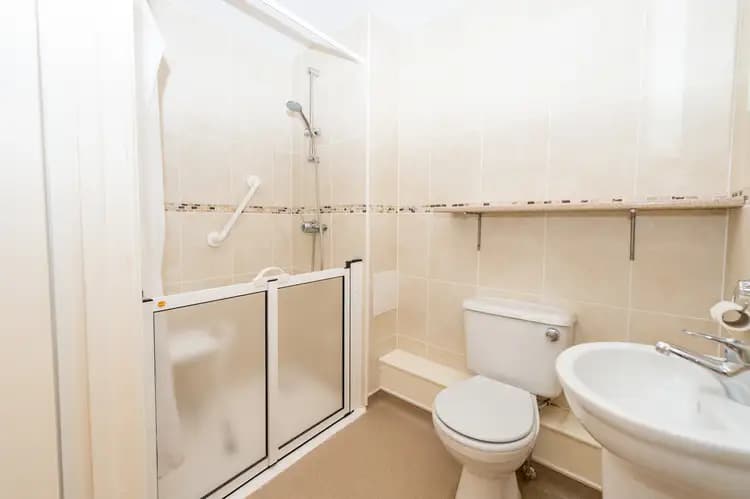 property photo 8 of 22