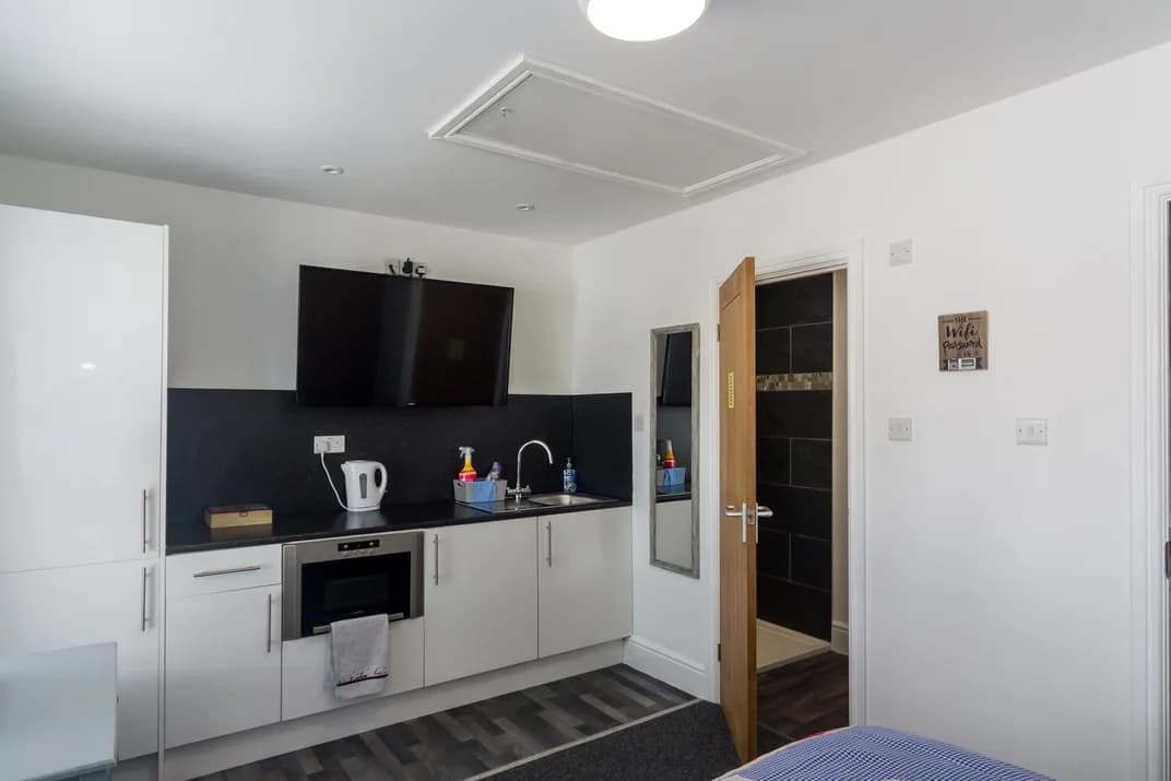 property photo 8 of 40