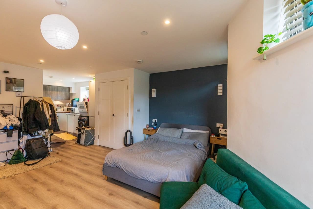 property photo 9 of 16