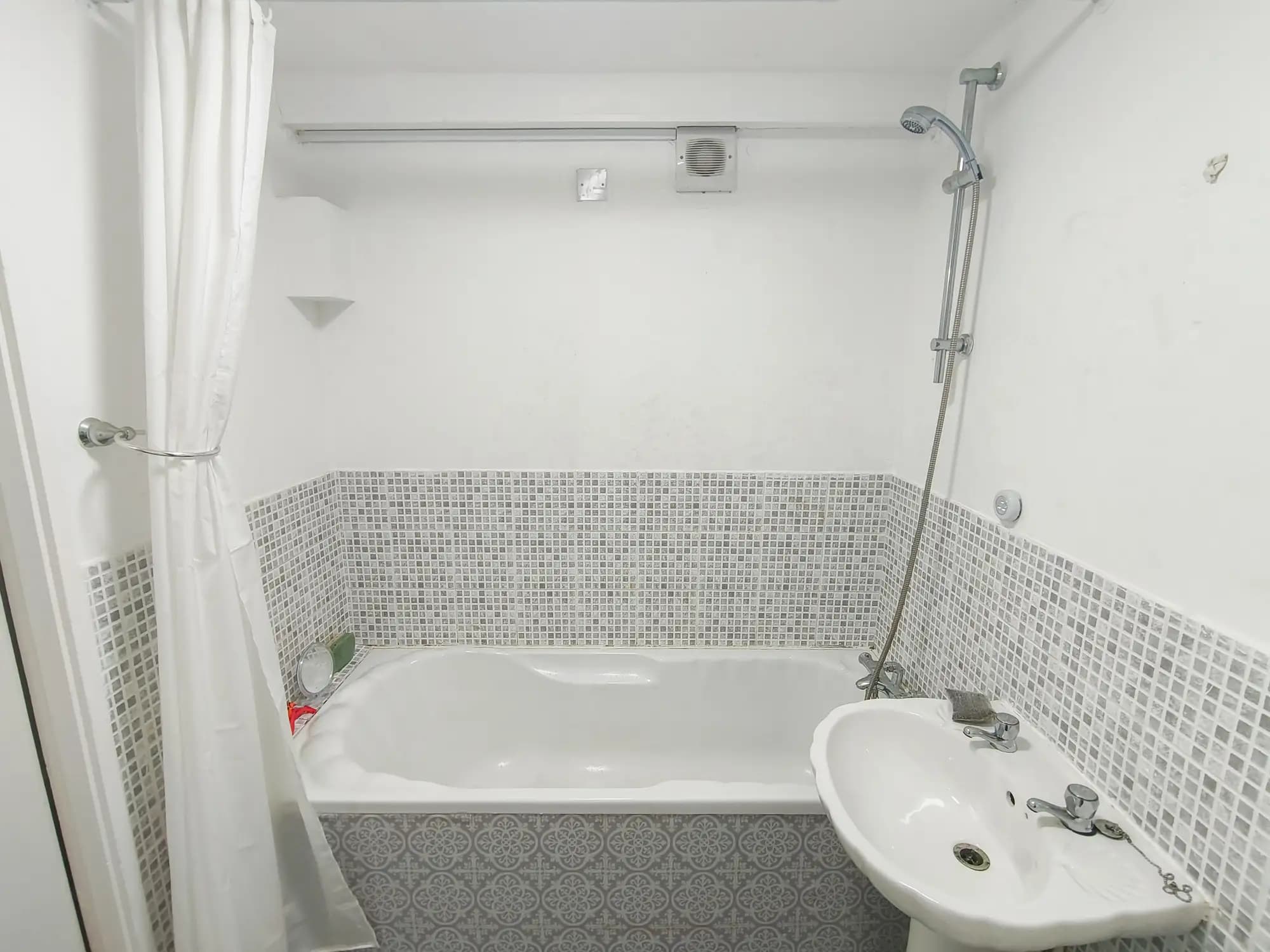 property photo 6 of 12