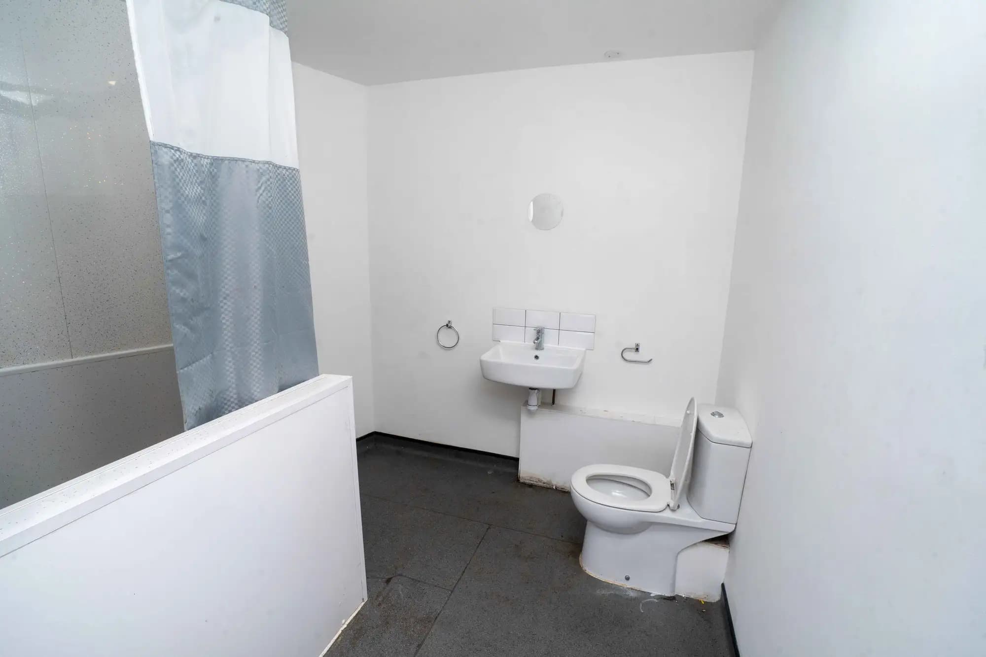 property photo 7 of 9
